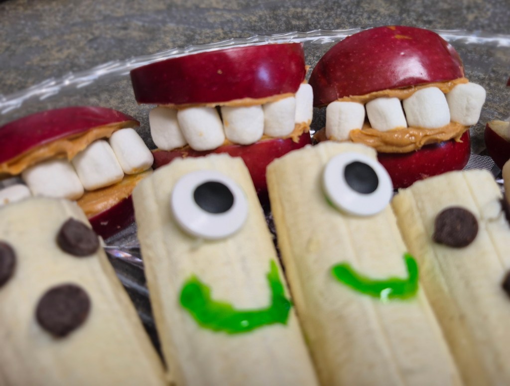 Homemade Halloween Snacks: Apple Teeth and Banana&nbsp;Ghouls